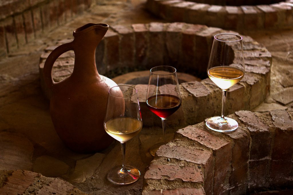 许多格鲁吉亚人自豪地将他们的国家称为“葡萄酒的发源地”或“葡萄酒的摇篮”